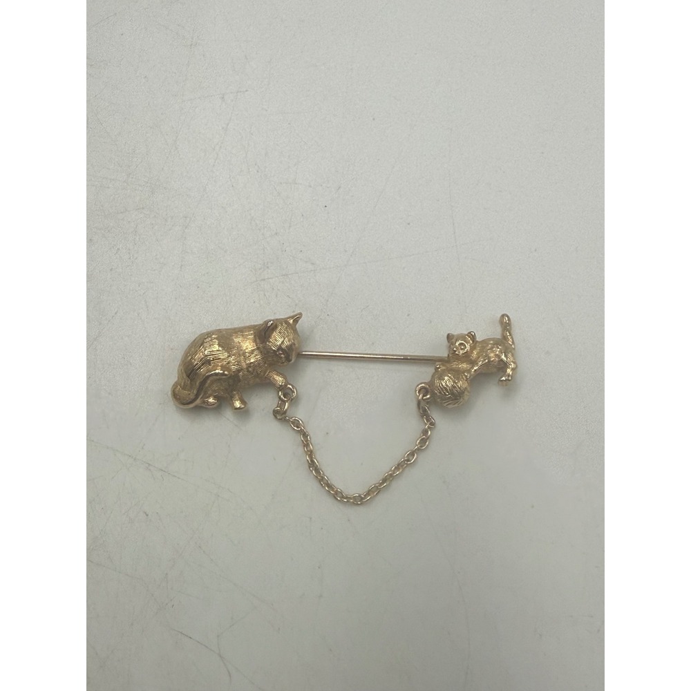 Vintage Avon Gold Tone Cat and Kitten with Yarn Ball Chain Brooch Pin